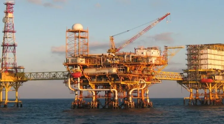 Extracción de petróleo en medio de aguas oceánicas.