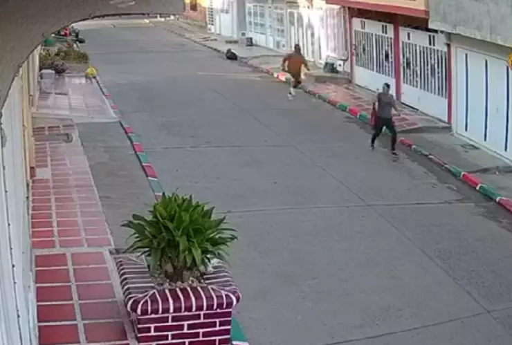VIDEO_ Hombre mató a su expareja a machetazos en la calle