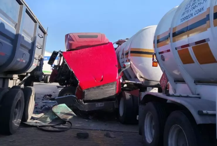 VIDEO: Fuerte choque entre tráiler y una pipa en el Arco Norte hoy