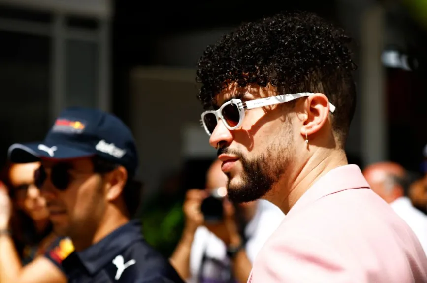 Bad Bunny lentes blancos.jpg