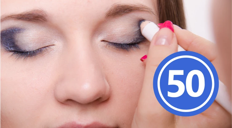 Cómo usar sombras de ojos en lápiz para realzar la mirada a los 50 años y evitar enmarcar las arrugas.png