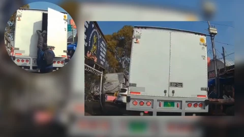 Captan robo de mercancía de camión en pleno tráfico.