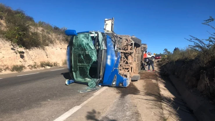 Tres muertos por volcadura de autobús de pasajeros en Oaxaca