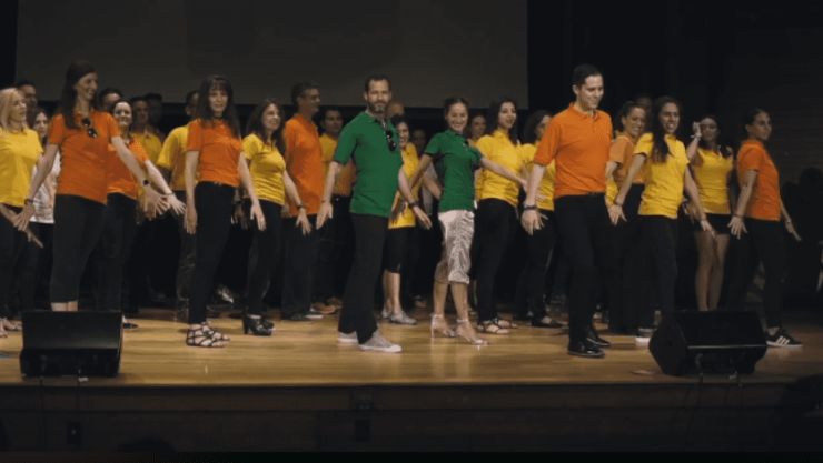 Emiliano y Cecilia Salinas le bailan al líder de la secta Keith Raniere