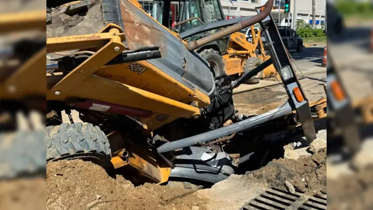 Accidente en la Costera Miguel Alemán_ Máquina de construcción cae en zona de obras.jpg