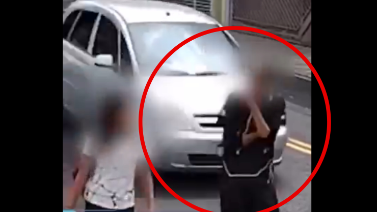 Hombre arrolla a un adolescente tras una pelea escolar en Brasil.