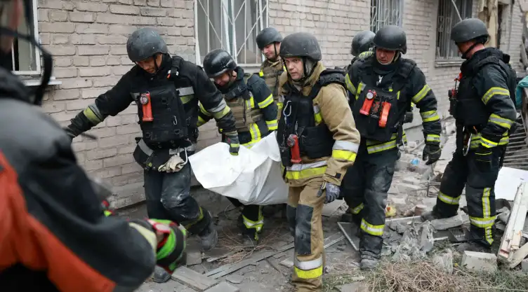 Traslado de un cuerpo luego de ataque aéreo ruso en Zaporiyia, Ucrania.
