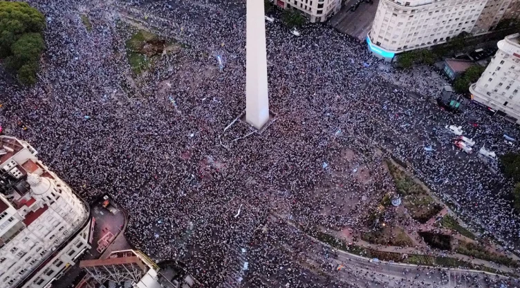 Argentina a la final de Qatar 2022; miles festejan el triunfo sobre Croacia.