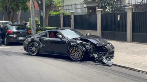 Dueños de un Porsche abandonan su auto tras aparatoso choque; hay cuatro heridos en Polanco
