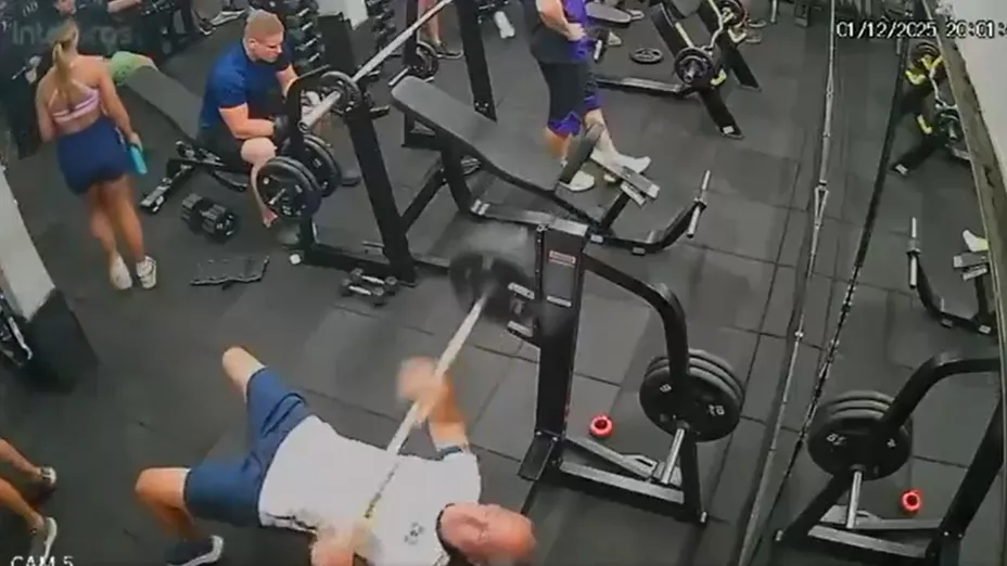 VIDEO FUERTE: Así un hombre murió tras caerle una pesa encima en el gimnasio
