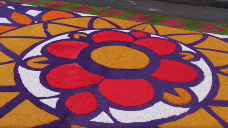 ESPECTACULARES ALFOMBRAS DE ASERRÍN DAN COLORIDO A VARIAS CIUDADES DE HONDURAS