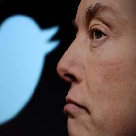 El logotipo de Twitter y una foto de Elon Musk se muestran a través de una lupa en esta ilustración tomada el 27 de octubre de 2022.