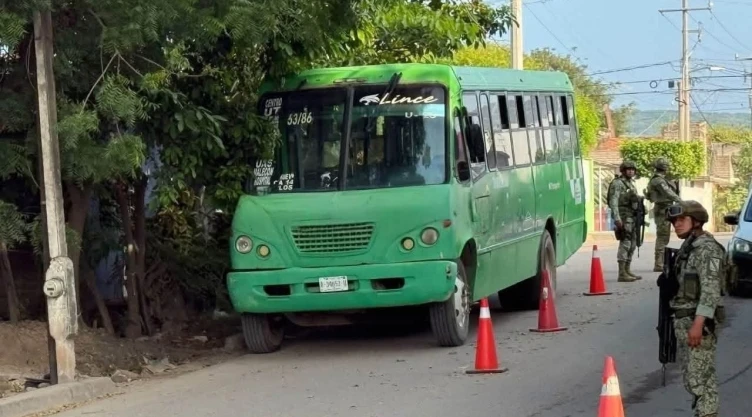 Reportan agresión contra chofer de transporte escolar.