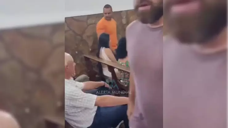 VIDEO_ Descubre infidelidad de su esposo en la Iglesia, estaba con OTRA escuchando misa