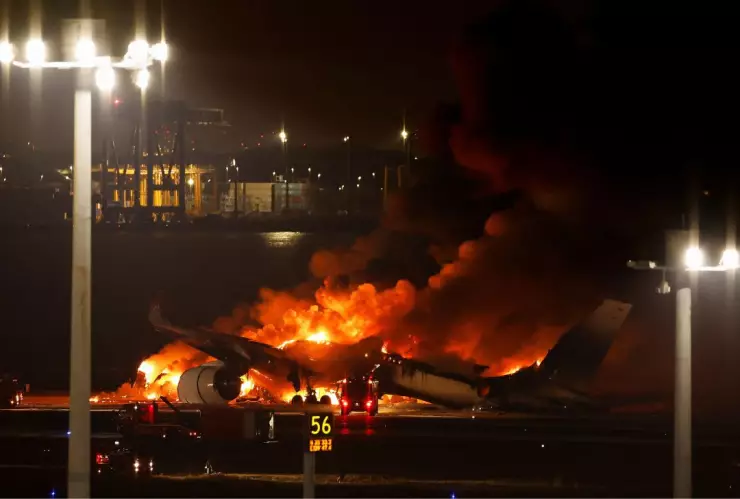 Avión quemandose en Japon