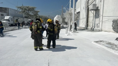 Derrame de bicarbonato tiñe de blanco las calles de Guadalajara