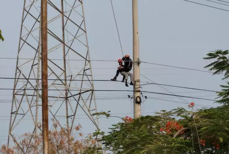 Adolescente sube a torre de electricidad, en Mérida (FOTOS)