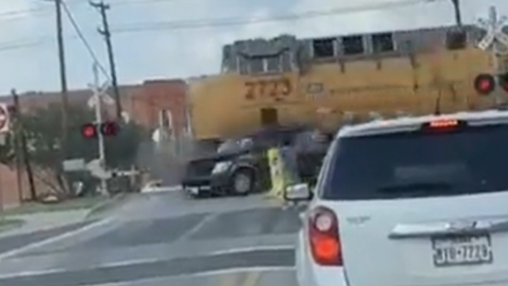 Tren choca con camioneta en Texas