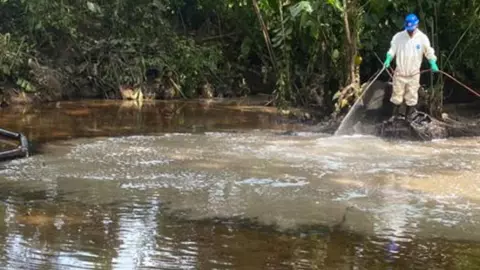 limpiando un derrame de petróleo.jpg