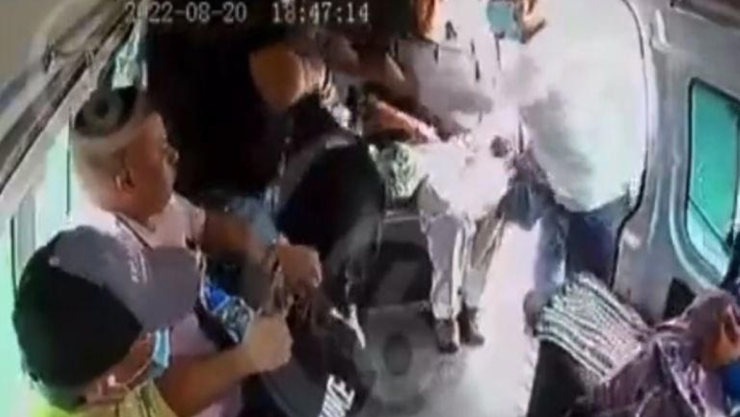 Bajan a ladrón de combi a mochilazos