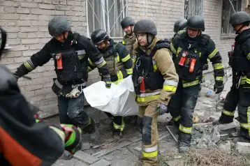 Traslado de un cuerpo luego de ataque aéreo ruso en Zaporiyia, Ucrania.