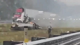 Avión se estrella en plena autopista de Massachusetts.jpg