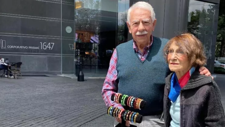 captan a pareja de abuelitos vendiendo pulseras en la cdmx y se viralizan para ser apoyados.jpg