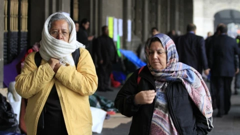 Personas caminando en el Zócalo con frío