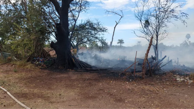 Se incendia casa en la Invasión Cirilo Mena, en Los Mochis