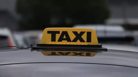 Mujer besa a un taxista en Cancún; estaba en estado de ebriedad