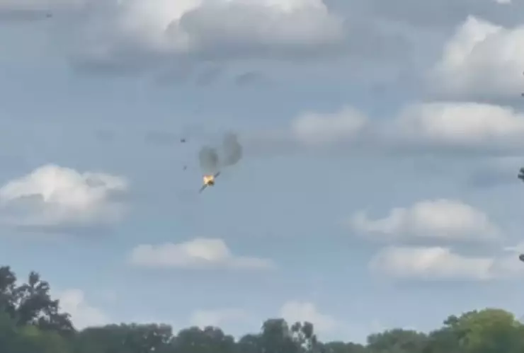 VIDEO Avión pierde el control y choca contra departamentos en Michigan, Estados Unidos