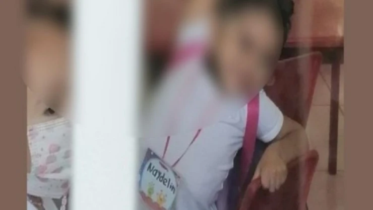 Niña se cambia nombre en gafete escolar y le niegan salida de colegio