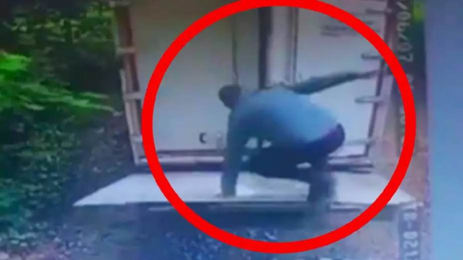 Conductor muere aplastado por plataforma de camión cuando descargaba mercancía