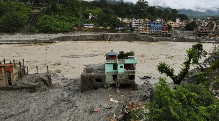 Casa verde en inundación en Nepal.