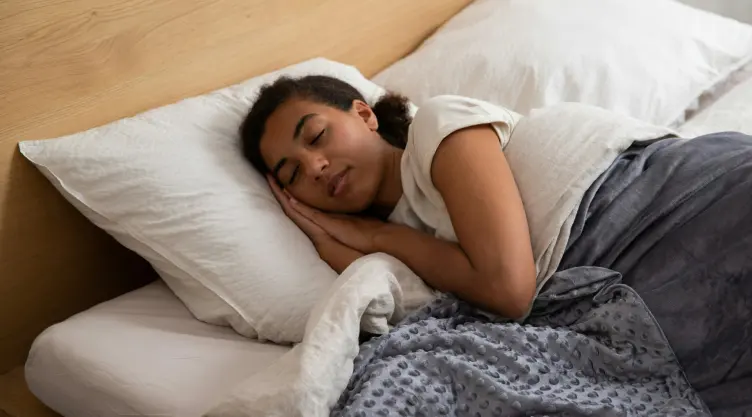 Mujer durmiendo en una cama.