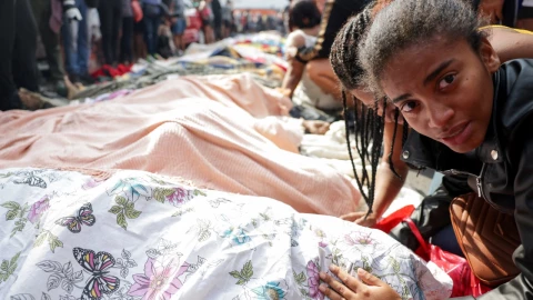 Familiares lamentan la muerte de personas en operativo en Río de Janeiro Brasil.