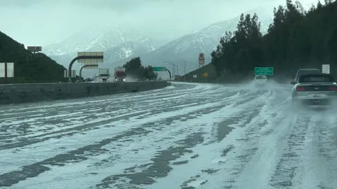 Nieve en carreteras tras tormenta invernal en California