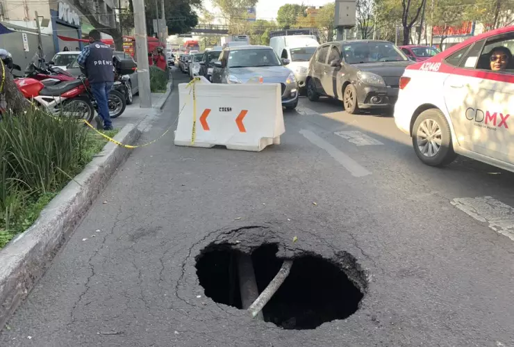 Socavón en Eje 3 oriente provoca tráfico en la colonia Granjas México, Iztacalco