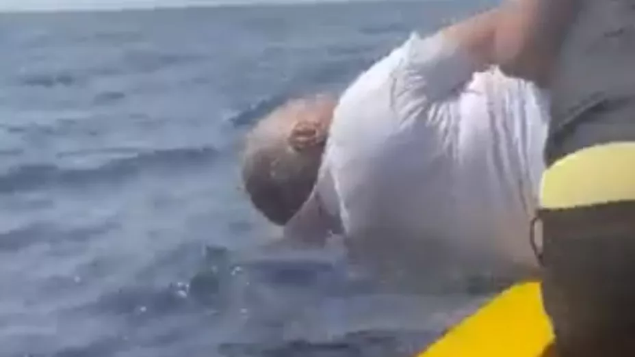 VIDEO Hombre atado de pies y mano es lanzado vivo al mar desde una lancha.jp