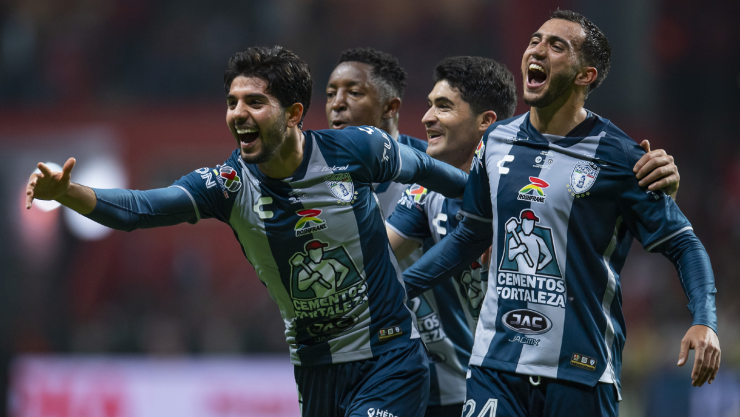 Jugadores de Pachuca celebran un gol