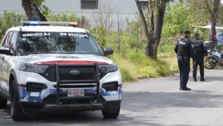 Hallan bebé abandonado en bolsa de basura en Amozoc, Puebla. En la imagen se observa un operativo de la Secretaría de Seguridad Pública de Puebla; policías investigan.