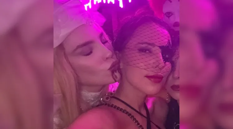 majo aguilar y belinda cantando como la flor.jpg