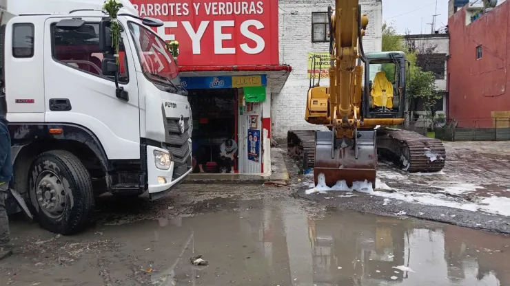 Vecinos realizan labores de limpieza en la presa Los Cuartos en Naucalpan, Edomex.
