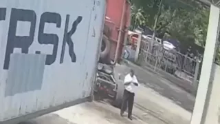 Hombre es aplastado por tráiler mientras caminaba distraído con celular.jpg