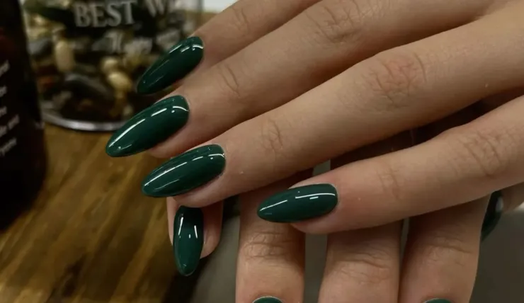 12 modelos de uñas verdes que se verán elegantes si las usas en cortas o largas: y para cualquier fecha del año