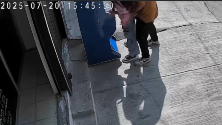 El momento en que un hombre introduce sus manos en los bolsillos traseros de una niña quedó en video.