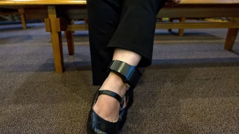 salvadoreña muesrta brazalete electronico