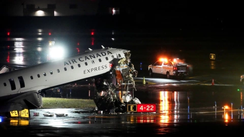 Restos de un avión de Air Canada Express dañado tras colisionar con un camión de bomberos en el aeropuerto LaGuardia de Nueva York , en Queens, Nueva York, EE. UU., 23 de marzo de 2026.