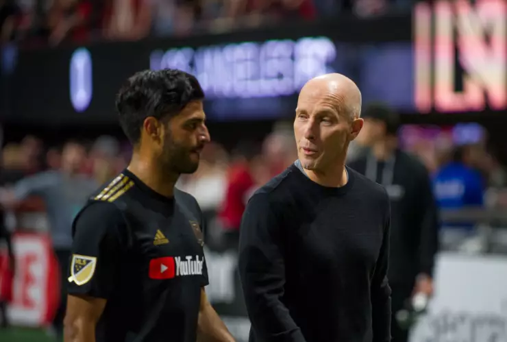 Bob Bradley y Carlos Vela