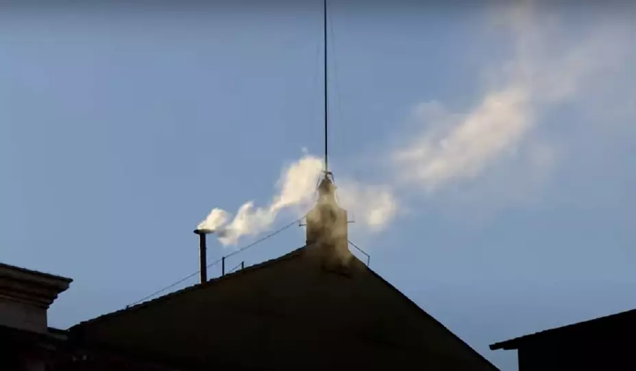 ¡Sale humo blanco! Cardenales eligen al nuevo Papa